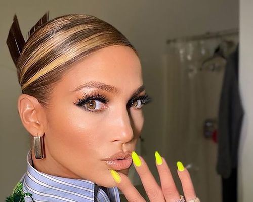 Close up of Jennifer Lopez with chunky highlights in her hair