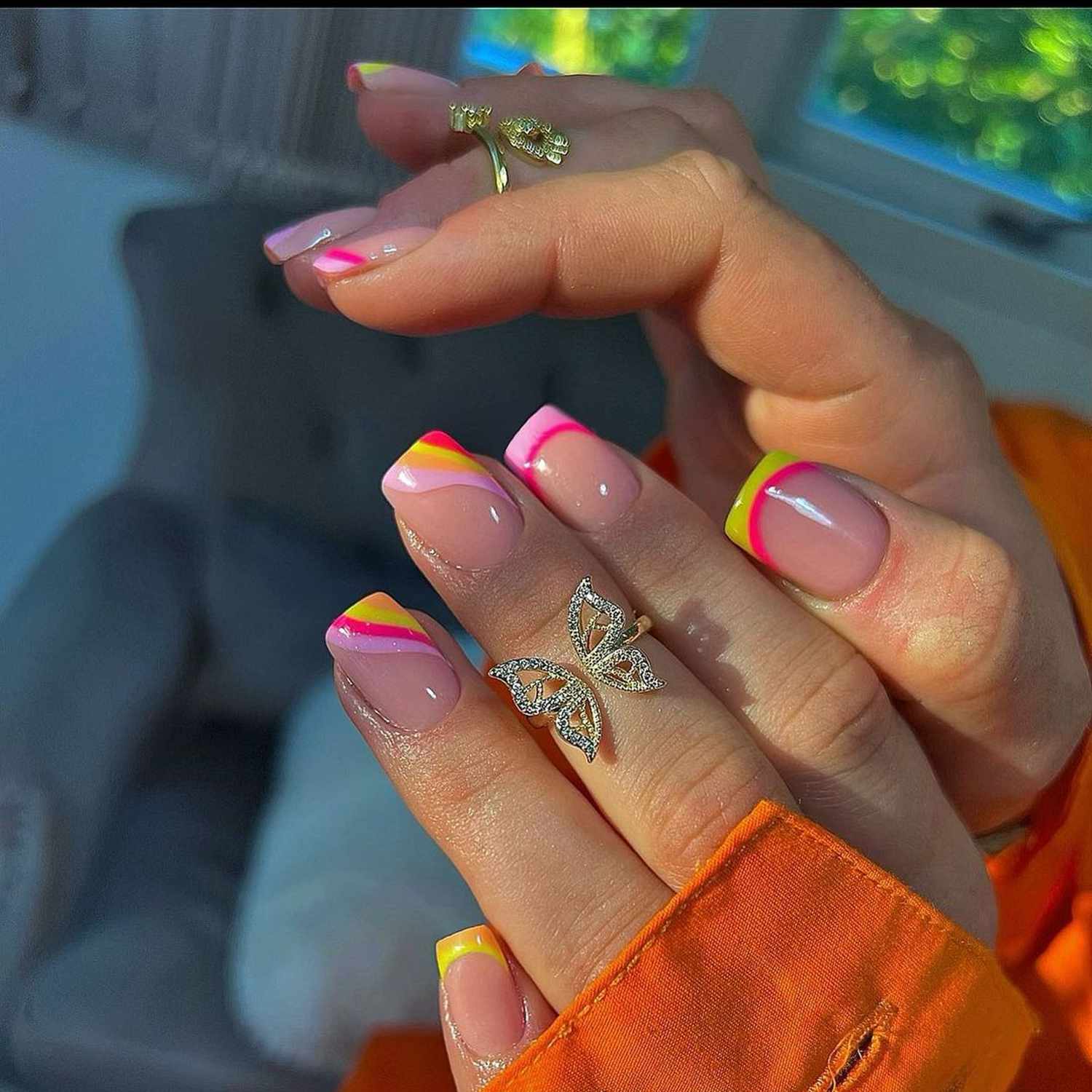 Short square nails with lemonade-inspired swirls